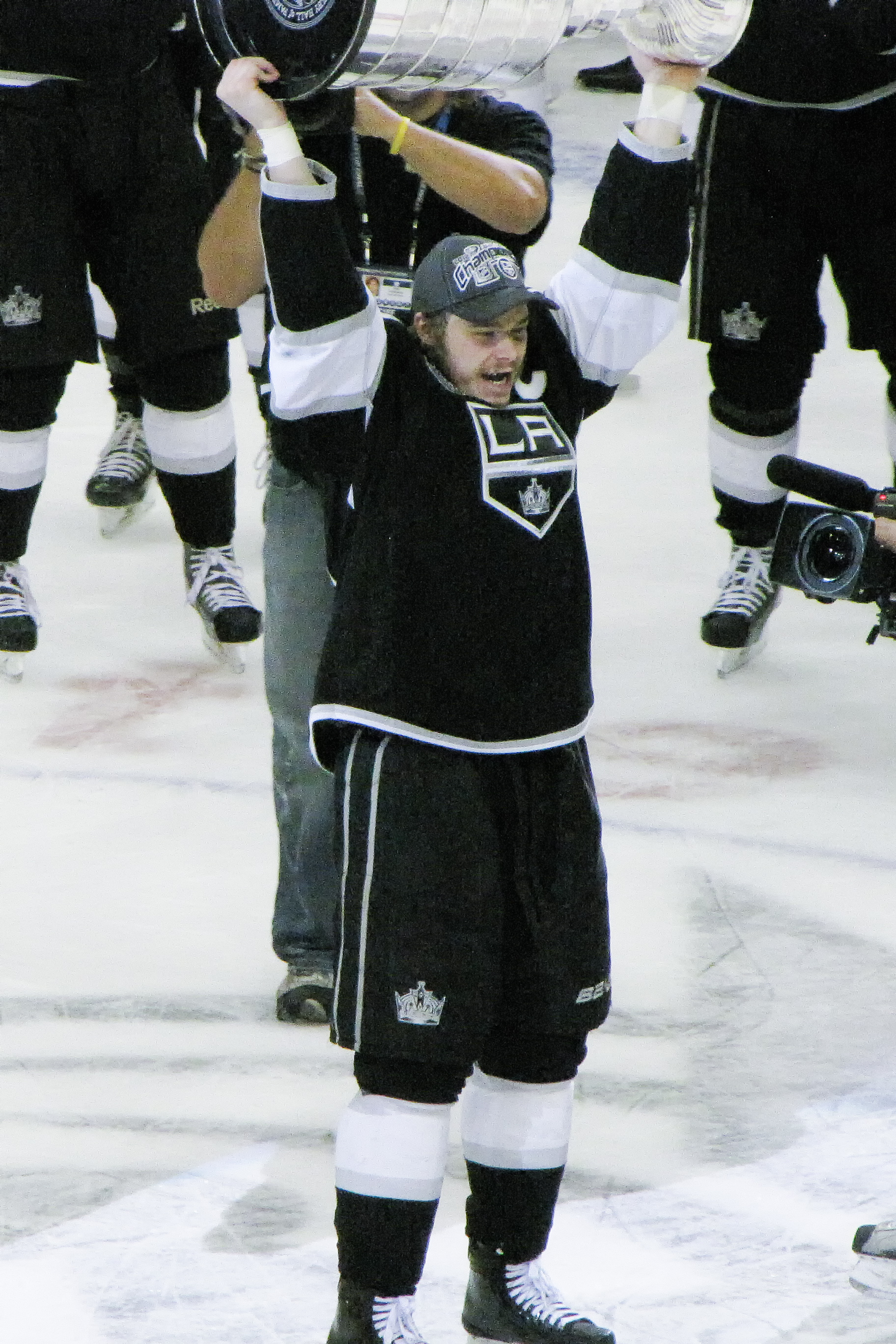 File:Dustin Brown raising Stanley Cup over his head (7476661932).jpg -  Wikimedia Commons