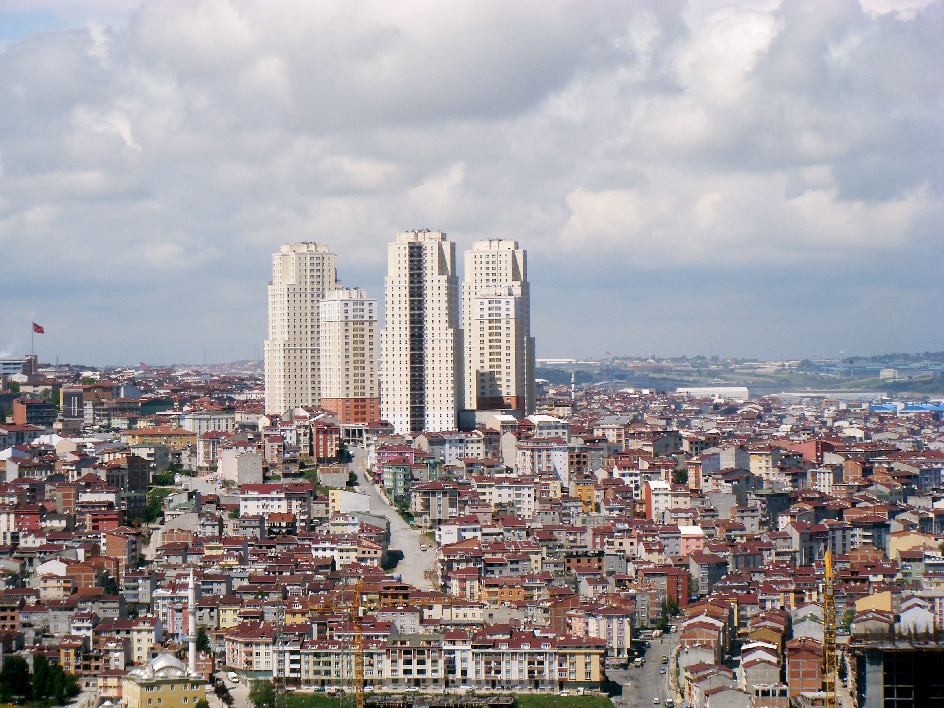 this picture is from istanbul turkey showing the juxtaposition between gecekondu slums for poor and high rises for rich people p istanbul tasarim turkiye
