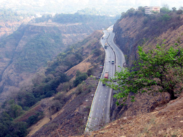 File:Expressway 4m Rajmachi point, Lonavala.JPG