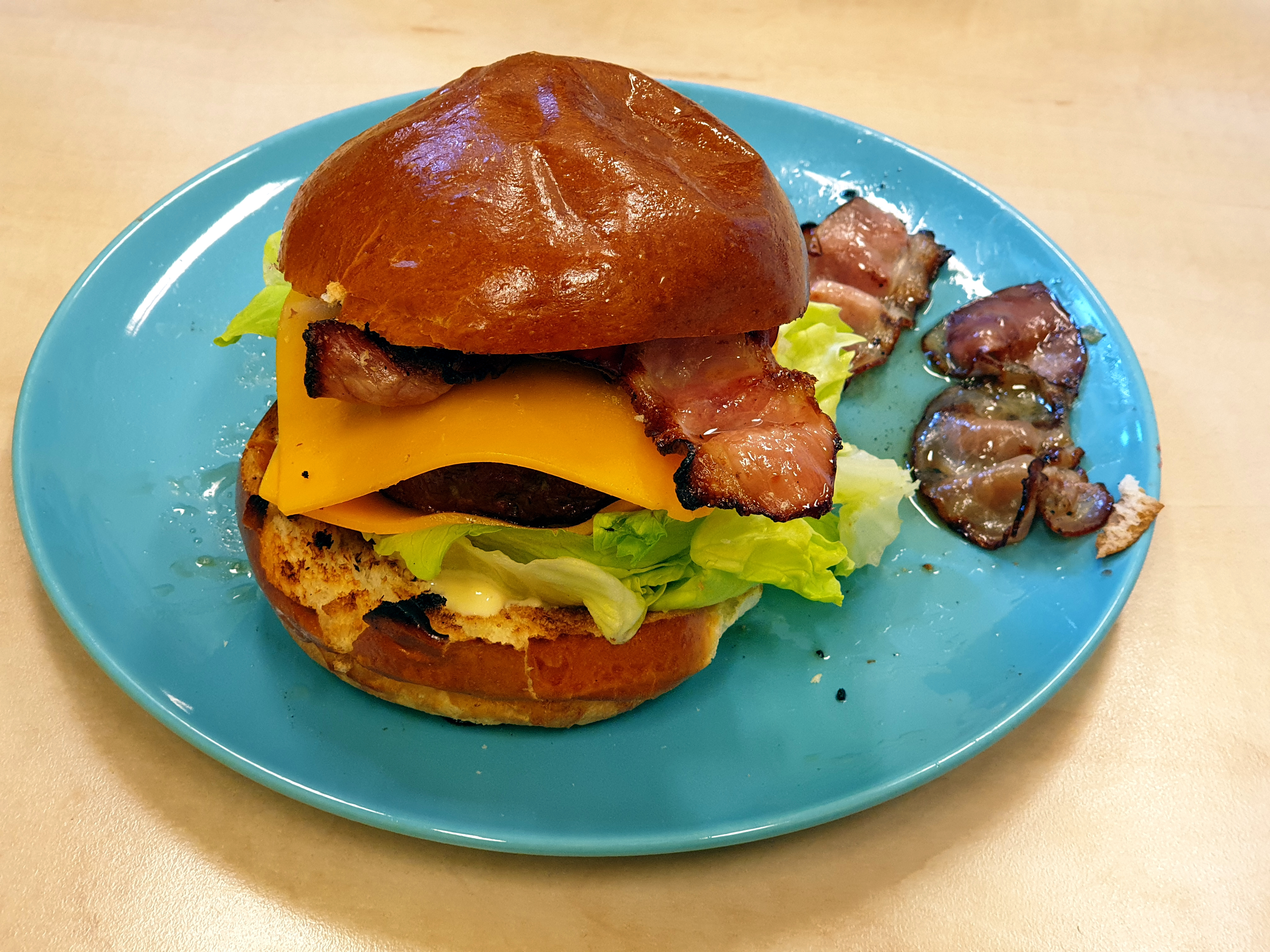 Food_burger_004_homemade_with_cheddar_and_bacon.jpg