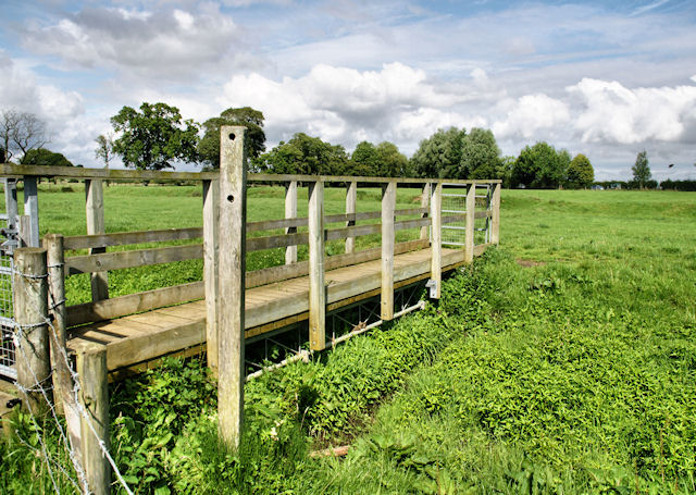 File:Footbridge over Millstream - geograph.org.uk - 1438153.jpg