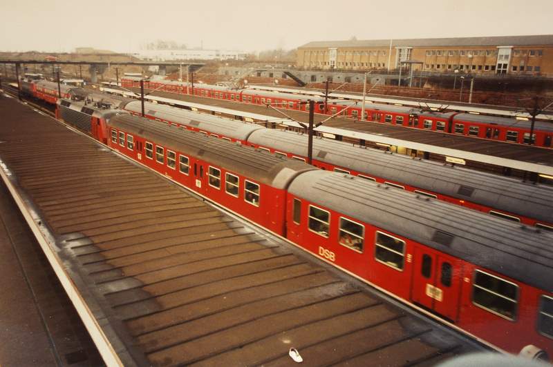 File:Høje Taastrup Station in 1994.jpg