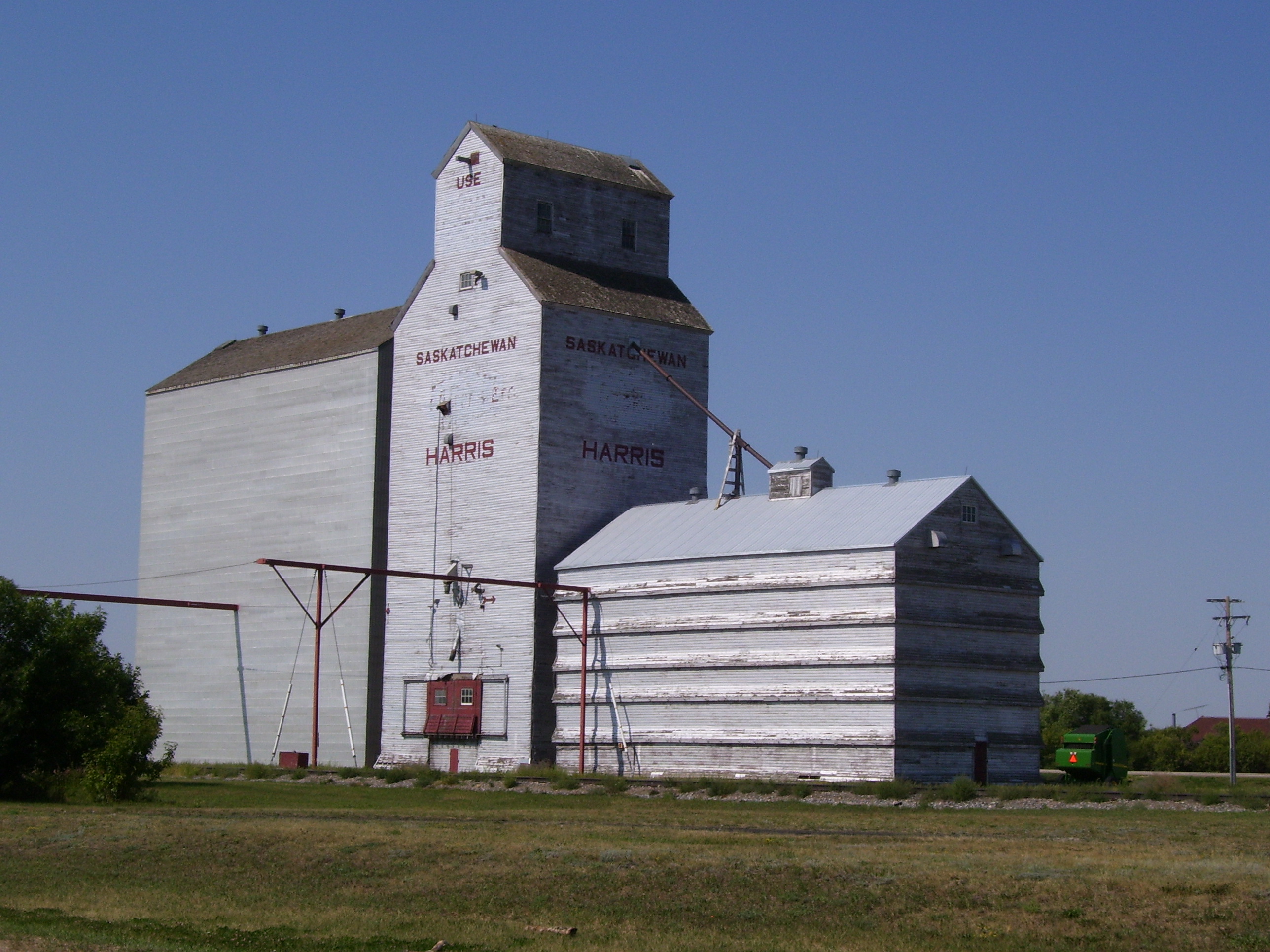 Selected picture:Harris, SK grain elevator taken by Limulus