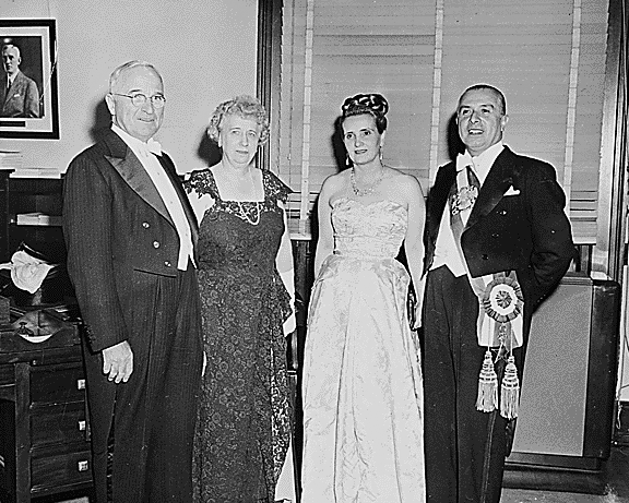 File:Harry S Truman, Gabriel Gonzalez Videla, and their wives (1950).png