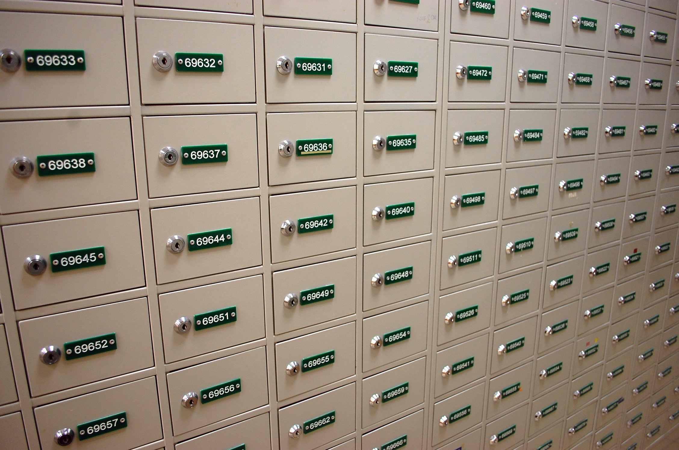 https://upload.wikimedia.org/wikipedia/commons/f/f5/Hong_Kong_post_office_boxes_1.JPG