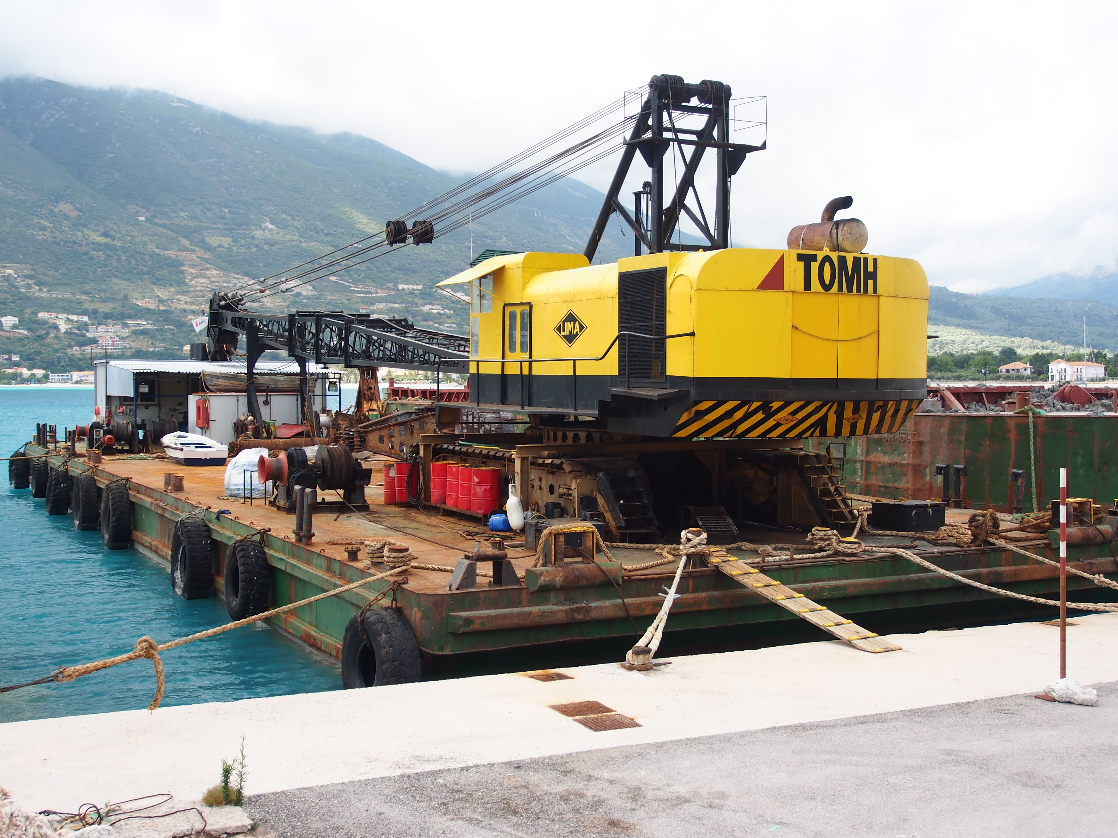 draghe terrestri e galleggianti Lima_crane_TOMH_on_pontoon%2C_pic1