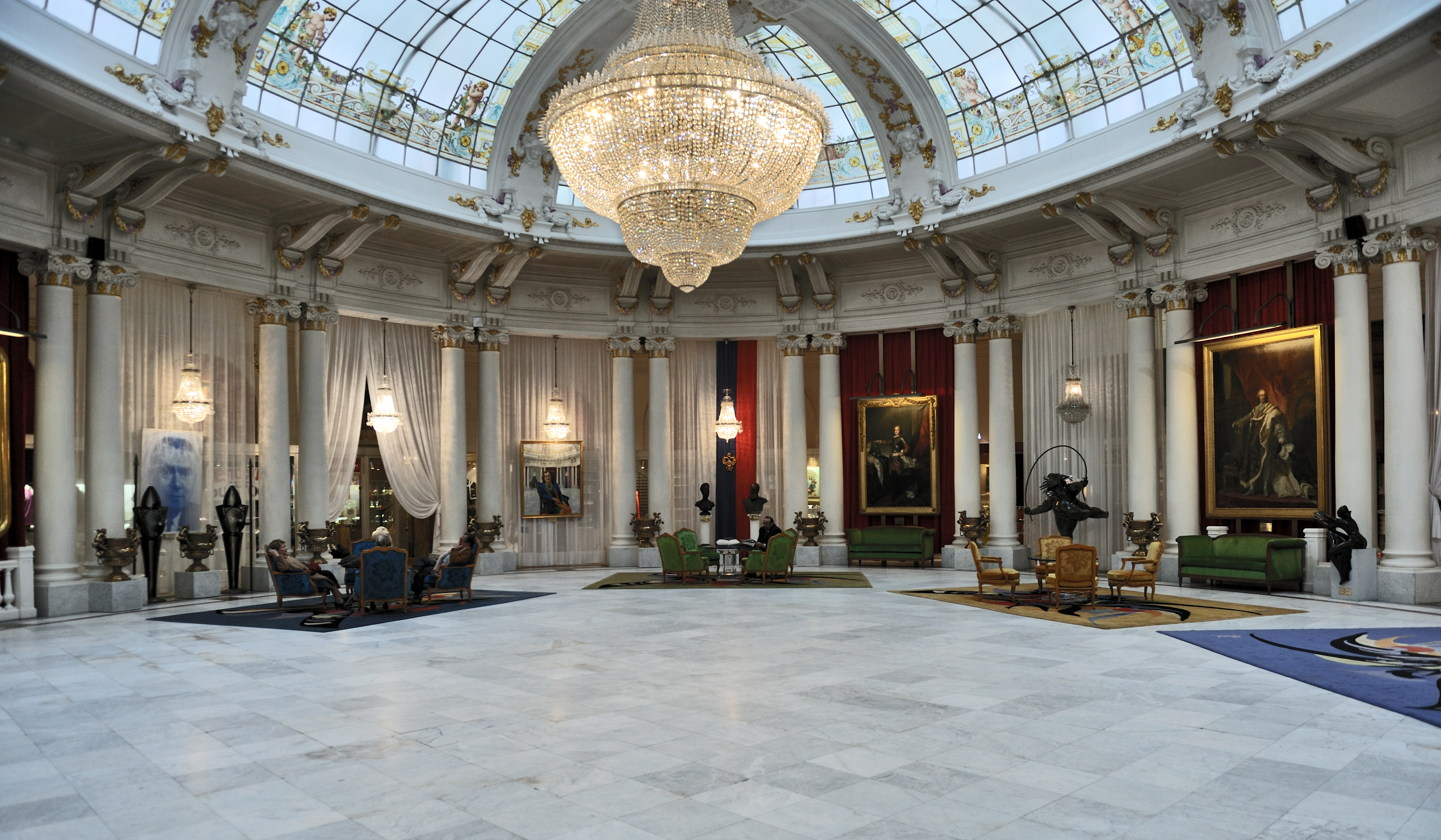 Français : Hall central de l'Hôtel Negresco à Nice. Le lustre est en cristal de Baccarat. Ce hall est classé monument historique depuis 2003. Source: fr-wikipédia