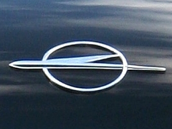 File:Opel Kapitän '51 (1951-53) am 2009-10-13 Heck nur-Logo.jpg