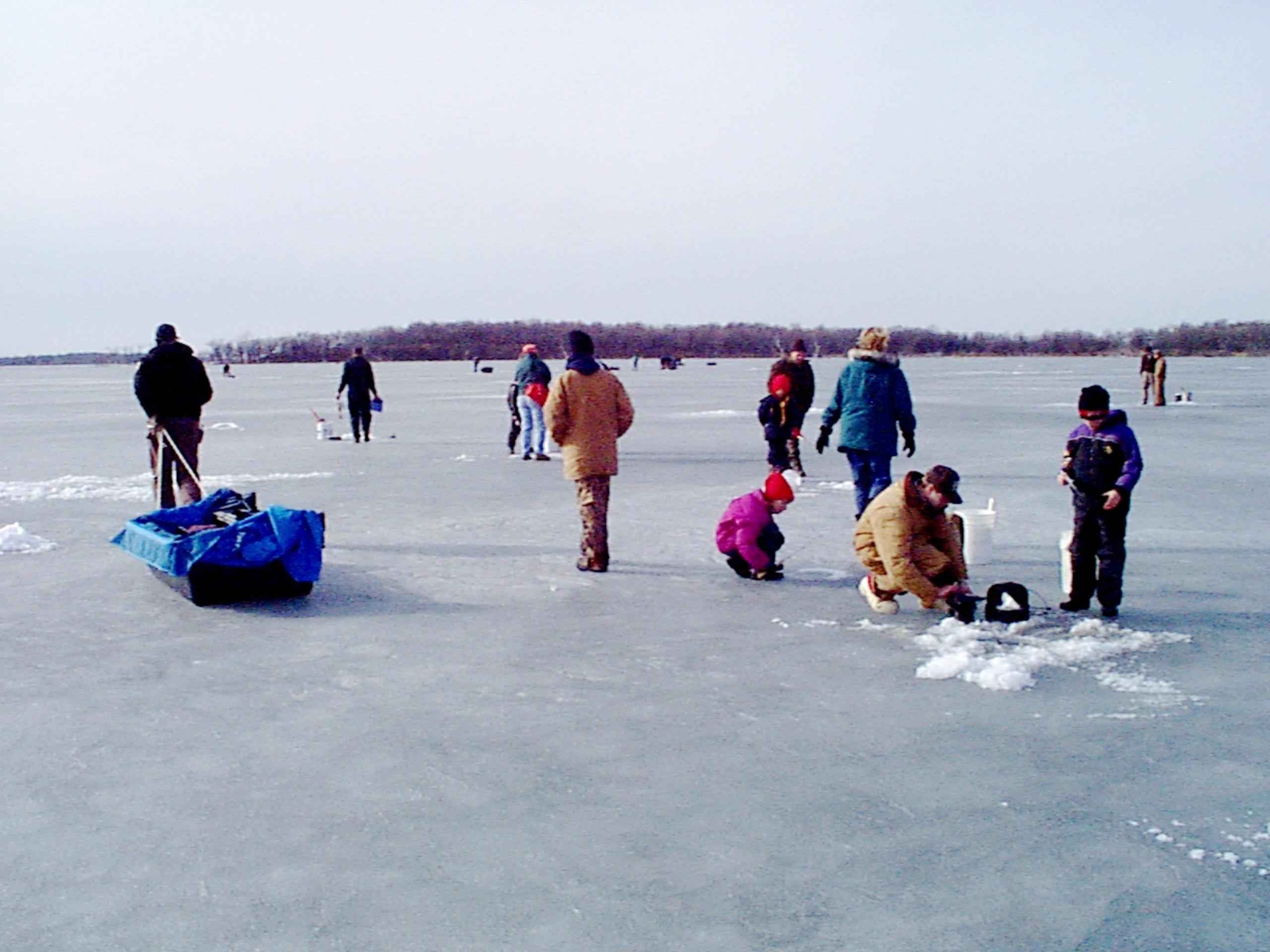 File:People on ice recreation and sport fishing on ice.jpg