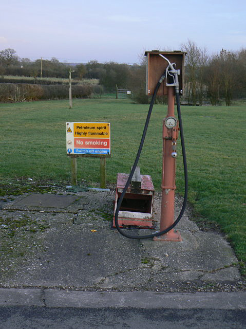 Petrol pump geograph.org.uk 1136749