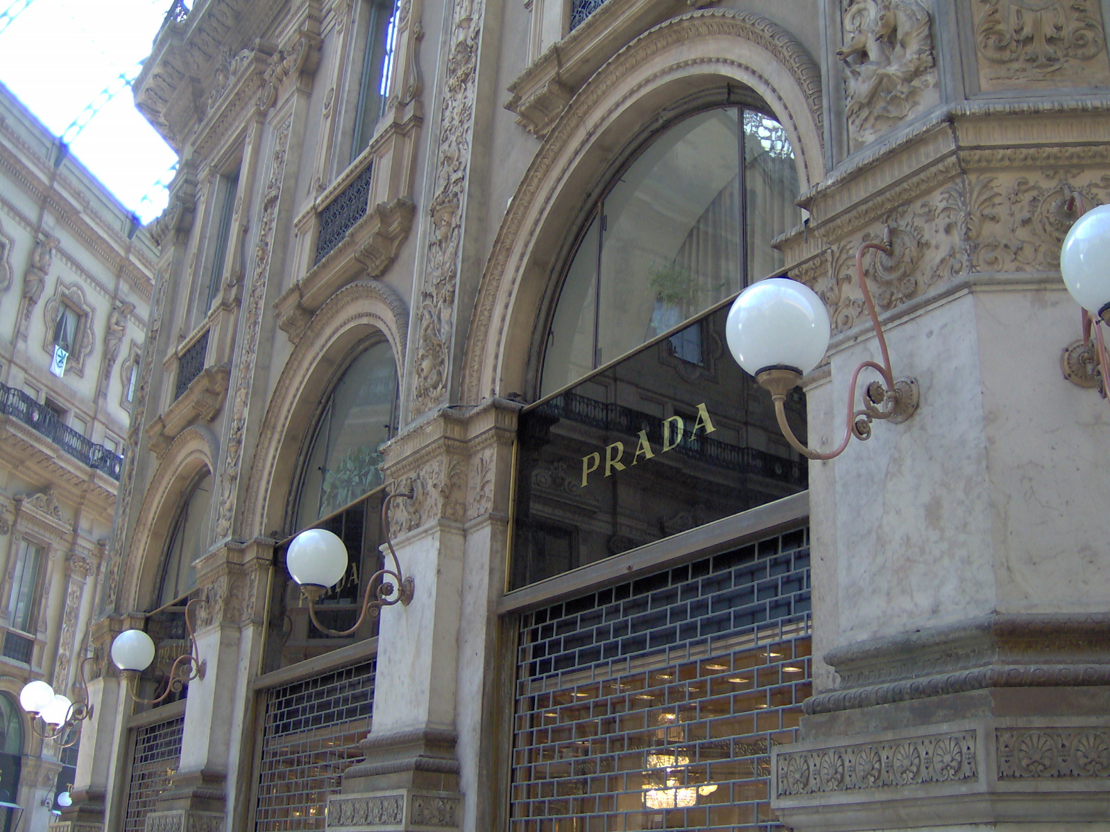 File:Prada boutique at the Galleria Vittorio Emanuele II in Milan,   - Wikimedia Commons