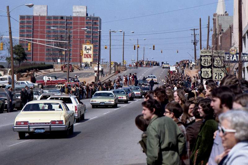 File:Presidential Motorcade (1973) (3479347659).jpg