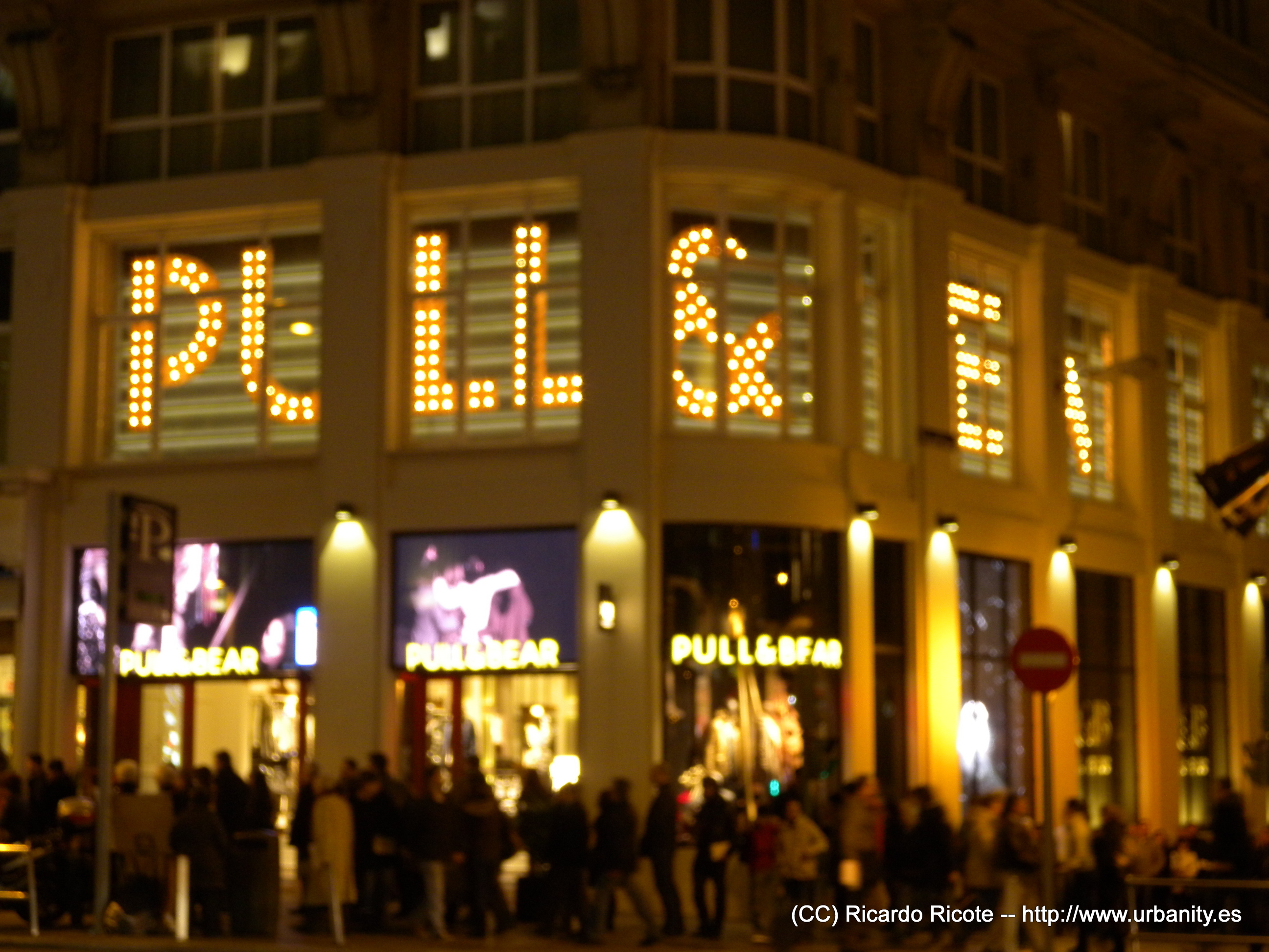 File:Pull & Bear - Gran Vía (5185947796).jpg - Wikimedia Commons