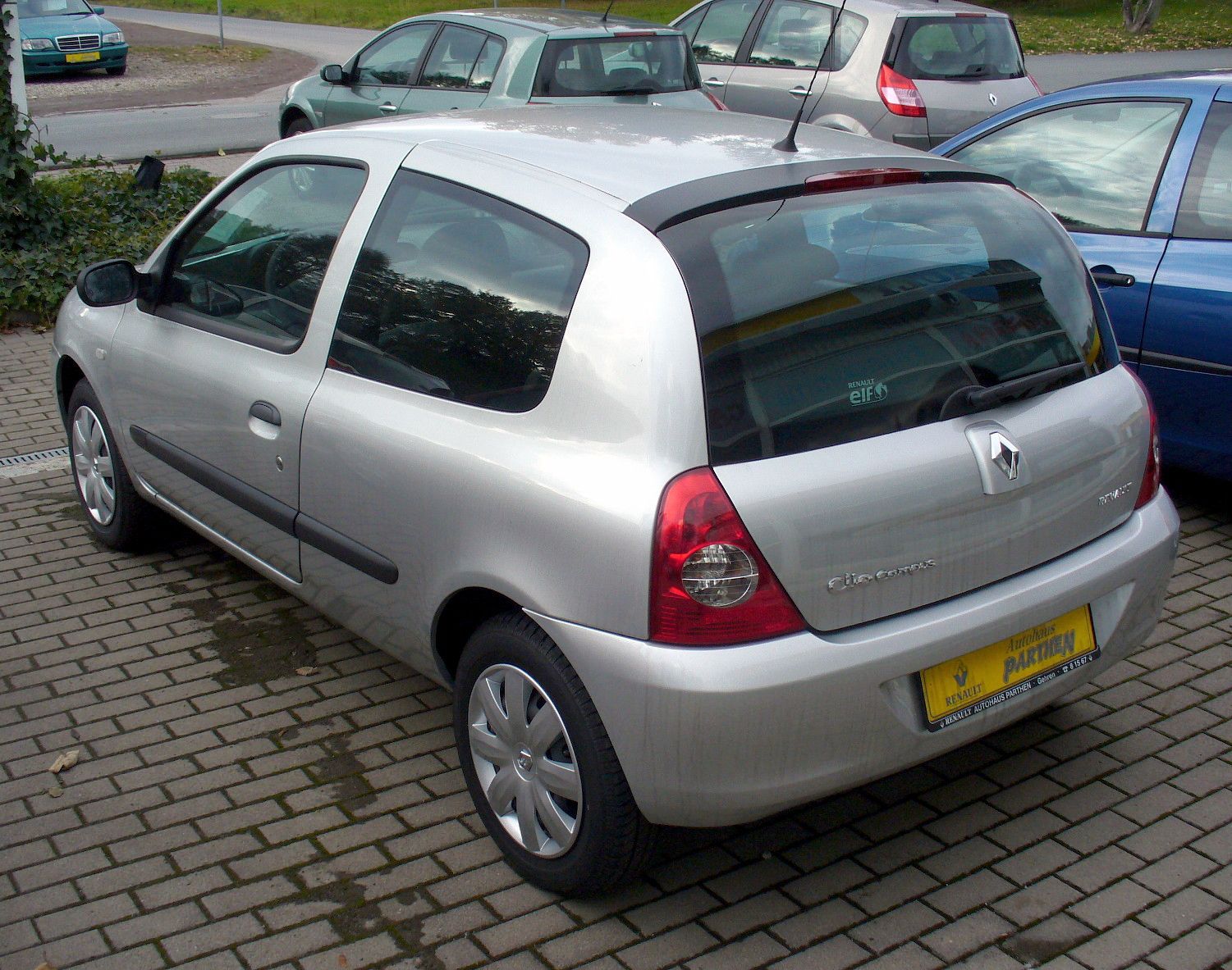 File:Renault Clio 2 Ph.II.JPG - Wikimedia Commons