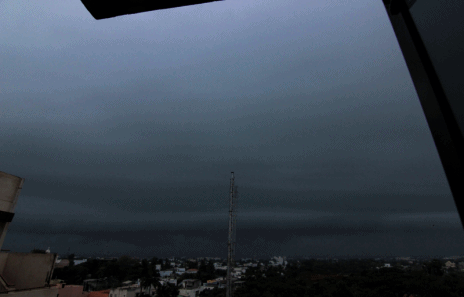 Ajastettu kuva hyllypilvistä ennen ukkosmyrskyä Pondicherryssä, Puducherryssa, Intiassa.