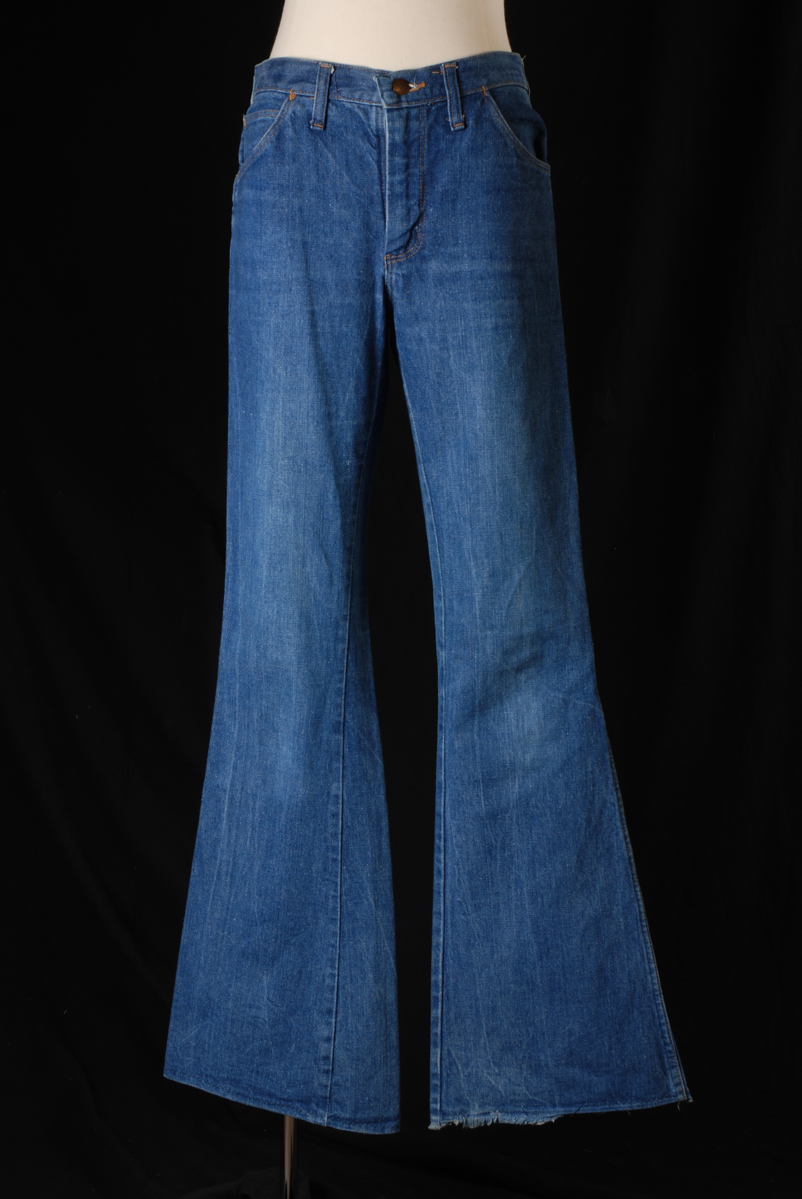 File:Spijkerbroek van blauw katoenen denim met wijd uitlopende pijpen,  “Wrangler”, objectnr 25676.JPG - Wikipedia
