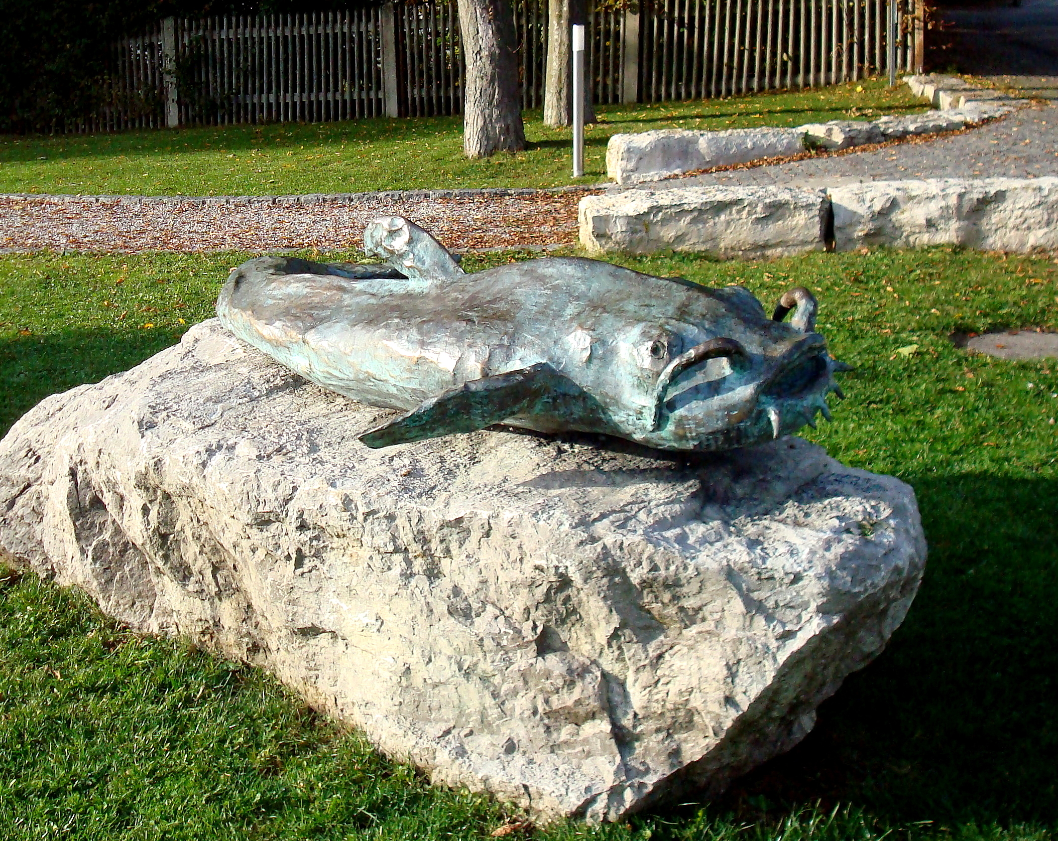 FileSteinebach, Skulptur eines Wallers.jpg   Wikimedia Commons