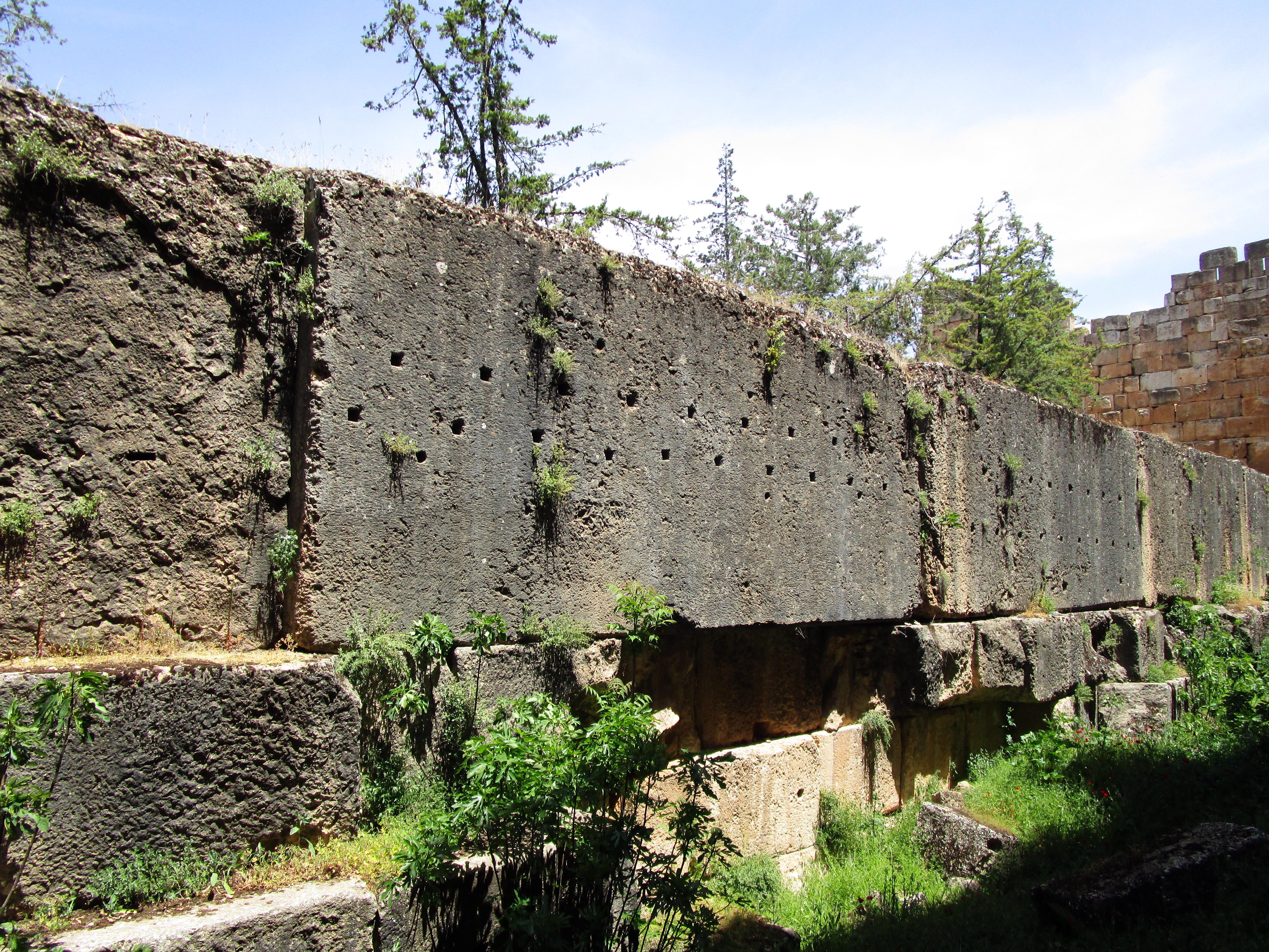 North wall. Трилитон Баальбека Баальбек. Баальбек мегалиты. Закатальский заповедник Азербайджана. Закатальская крепость.