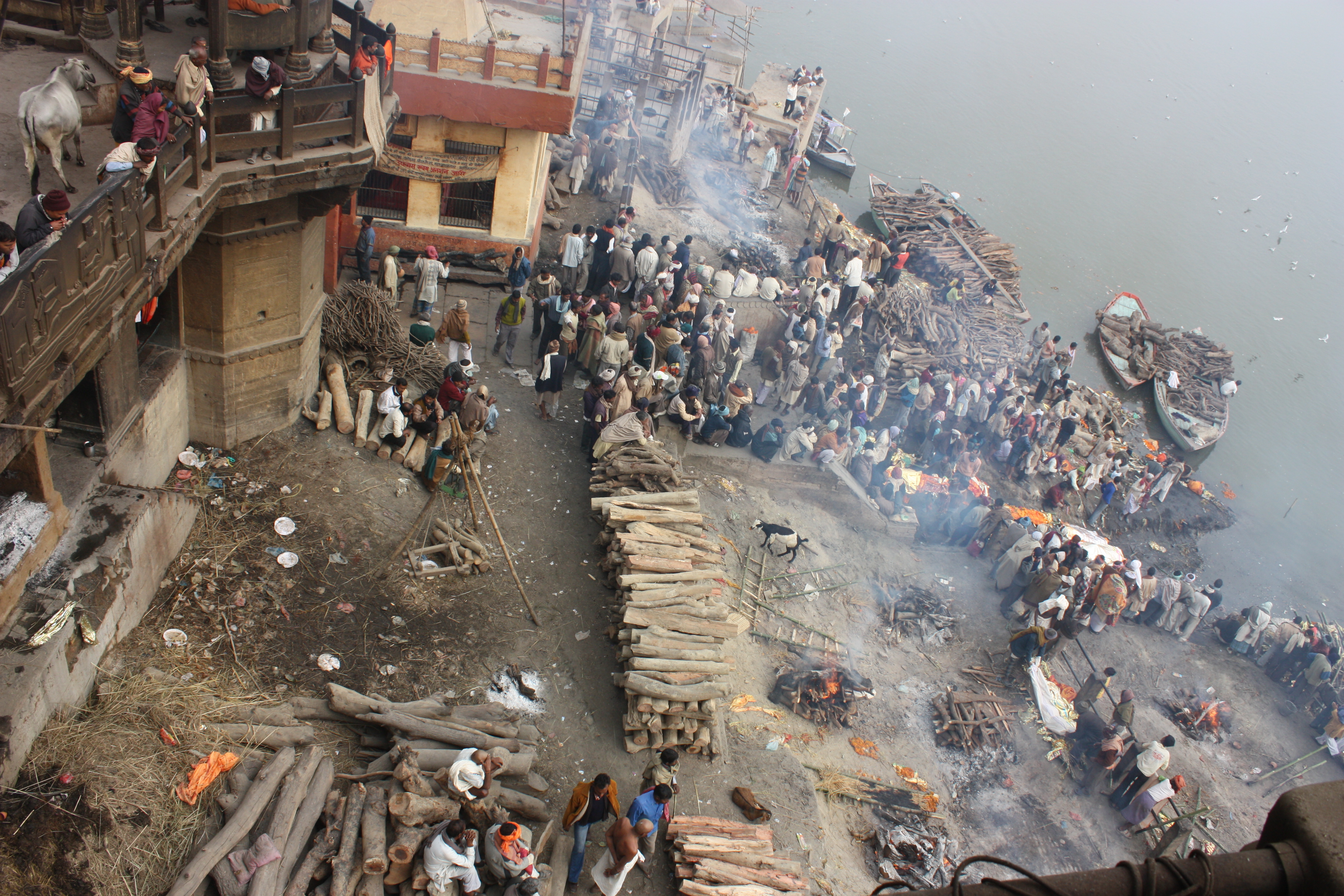 Varanasi,_Manikarnika_Ghat_(6291880051).jpg