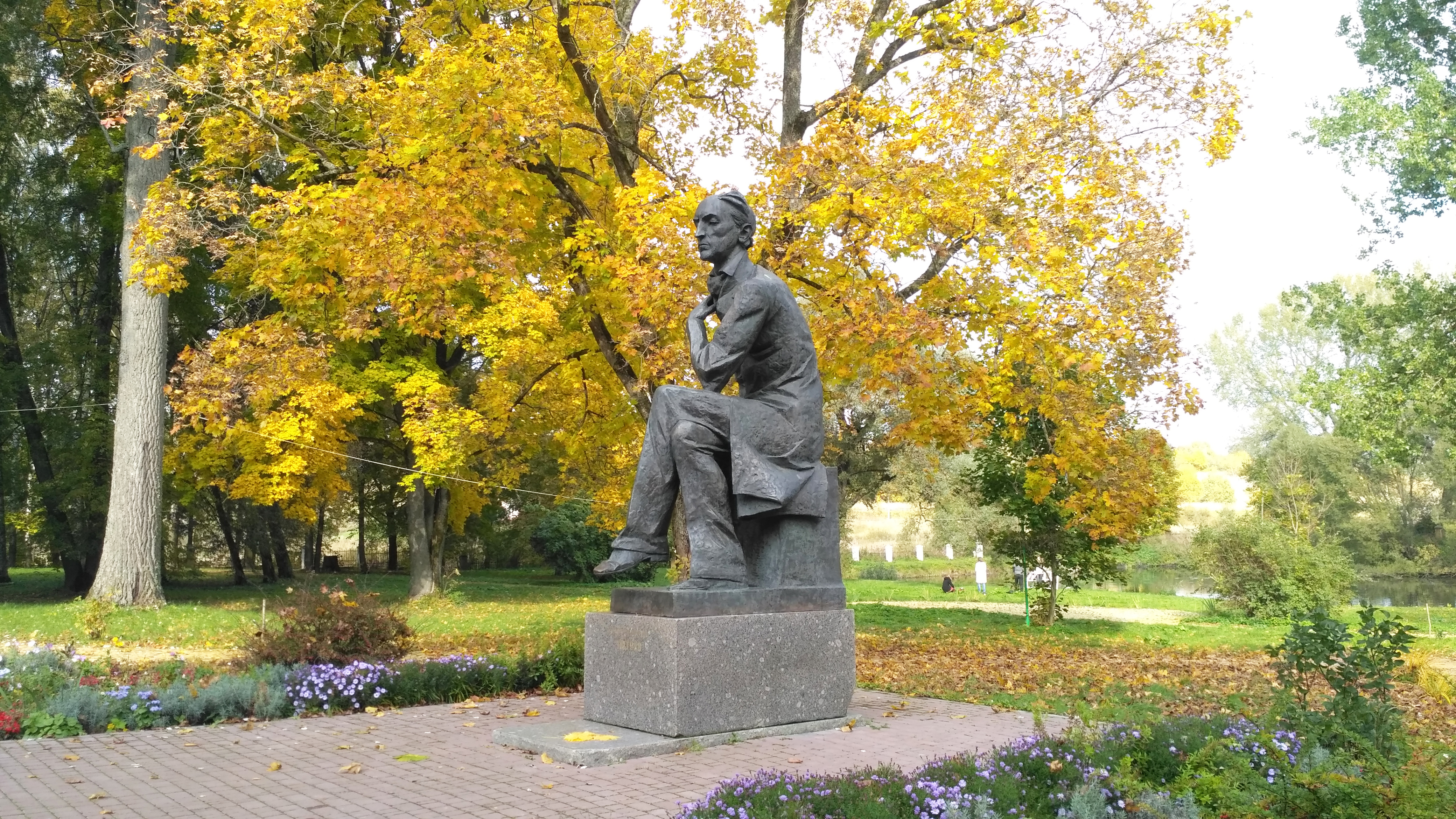 Но тихая усадьба где тютчев. Музей заповедник Тютчева Овстуг. Памятник Тютчеву в Овстуге. Овстуг усадьба Тютчева памятник Тютчеву. Усадьба Овстюг памятник Тютчеву.