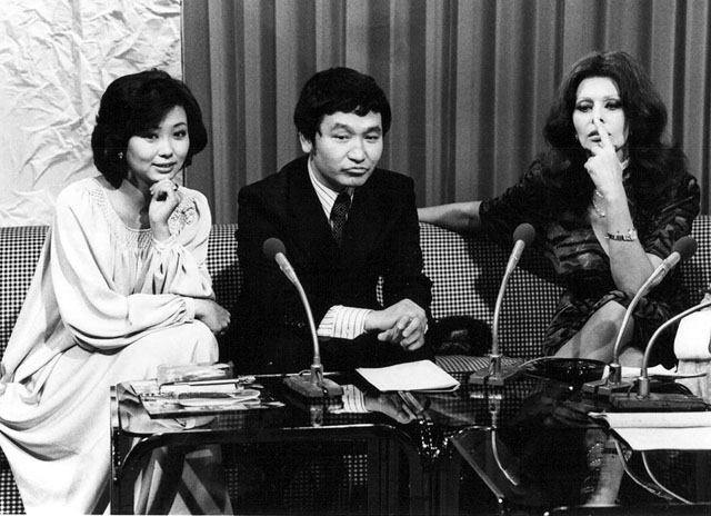 1978年、テレビ朝日の深夜バラエティー「23時ショー」に出演。右側、人差し指で鼻を押さえているのがローレン。中央はキャスターの馬場信浩 Wikipediaより