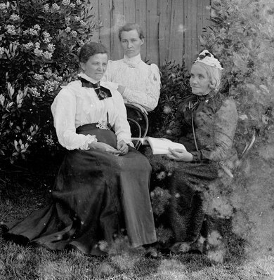 File:Amy Kirk, Sarah Jane Kirk, and Robina Nicol seated in a garden (cropped).jpg