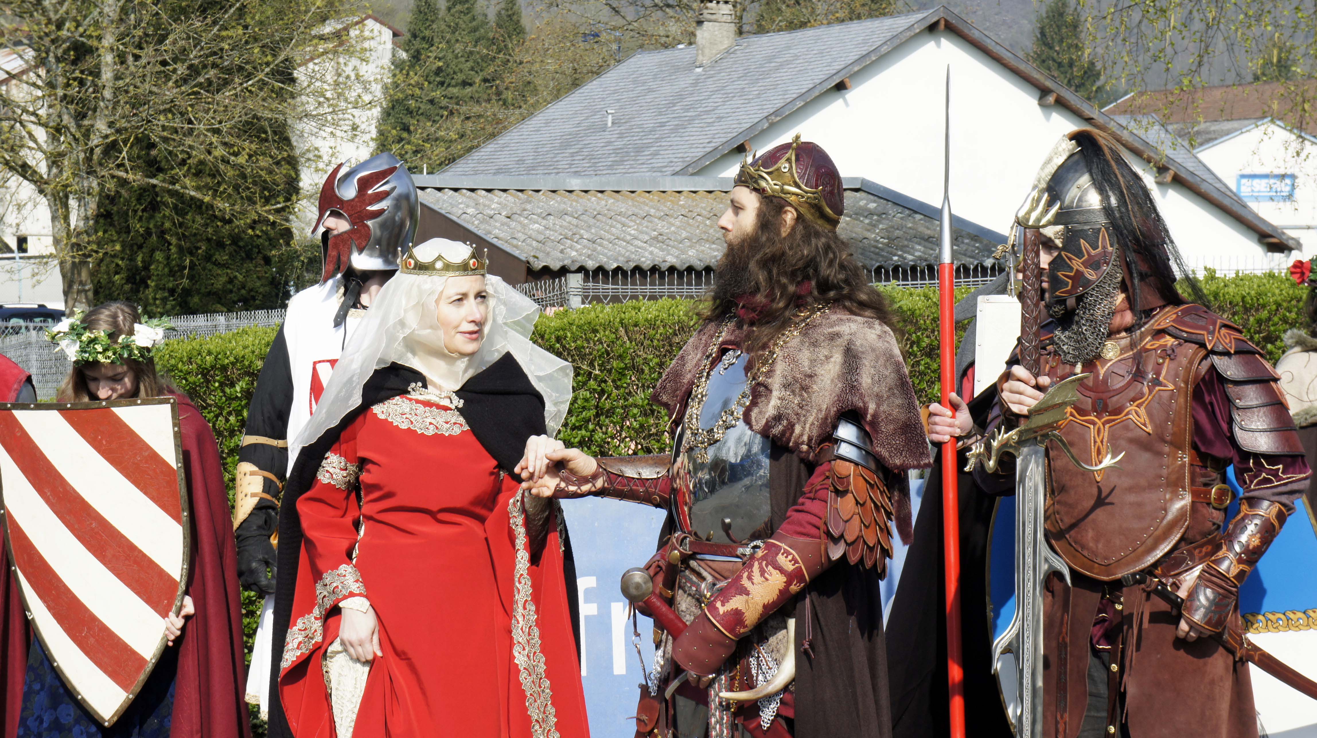 Der Frühling der Legenden ist ein Fest in Frankreich. Diese Menschen haben sich wie die Dame Guinevere und Arthur angezogen.