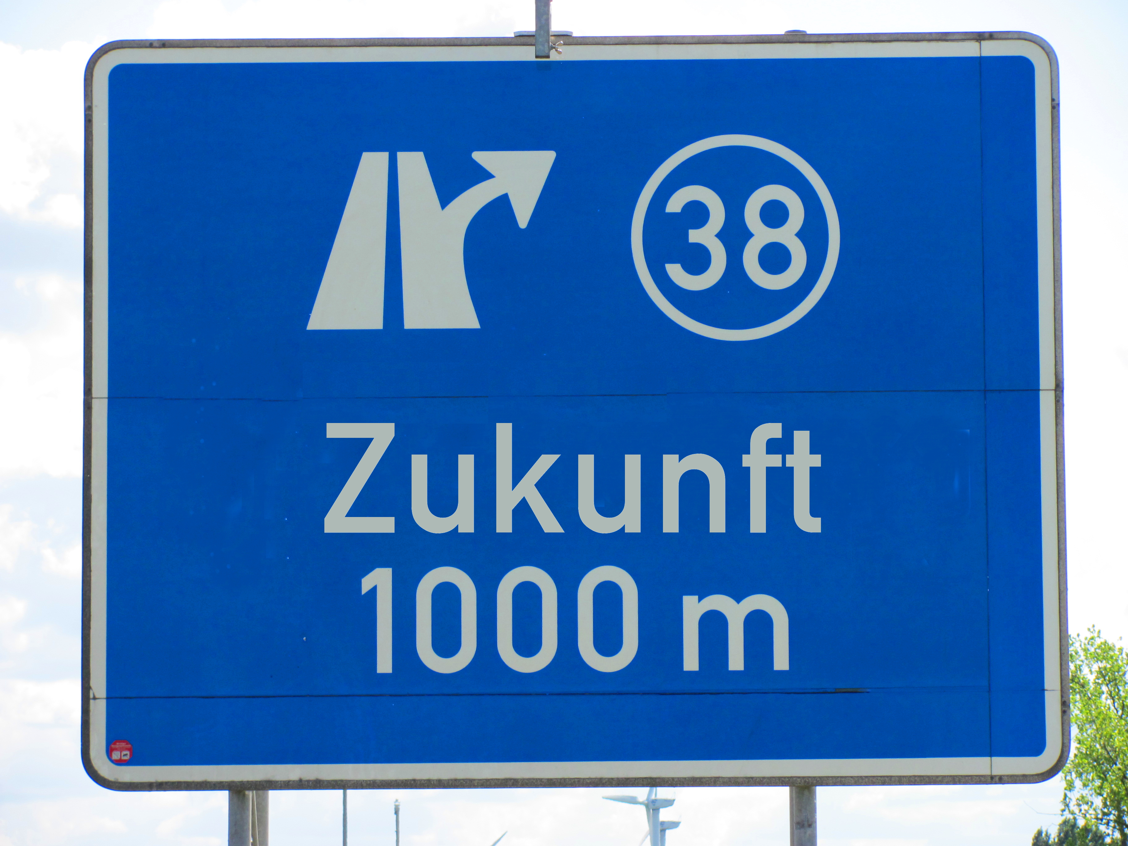 https://upload.wikimedia.org/wikipedia/commons/f/f6/Autobahn_Schild_Zukunft.jpg