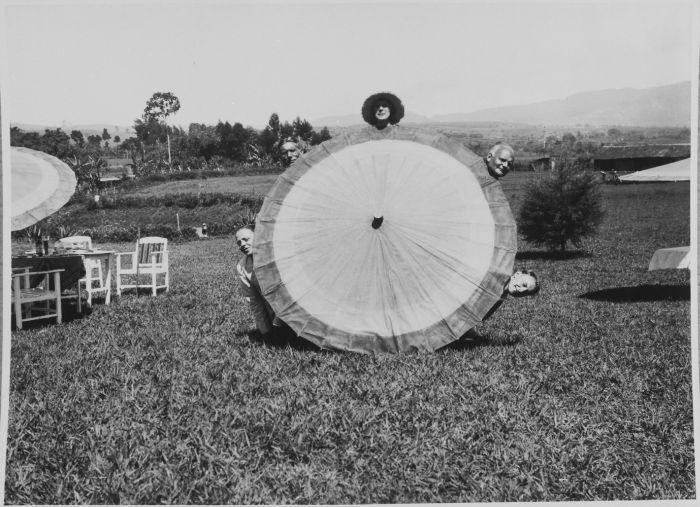 File:COLLECTIE TROPENMUSEUM Europeanen waaronder Gerard Vis met zijn zonen Hans en Hugo achter een parasol TMnr 60048753.jpg