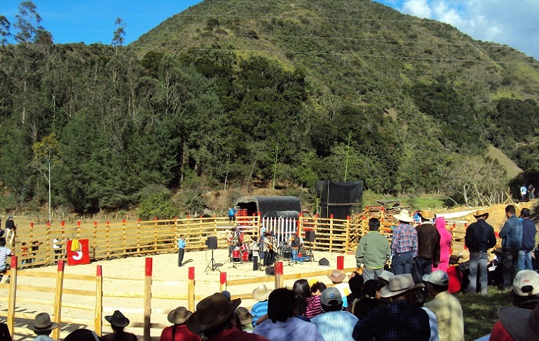 File:Corrida de toros 2009 Colombia.jpg