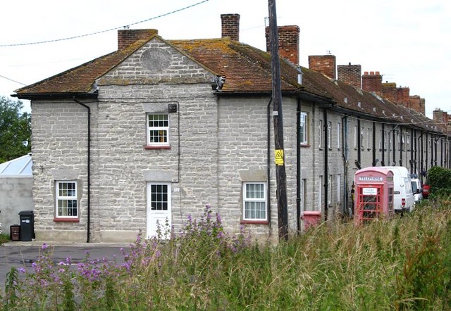 File:Cottages, Ilchester Mead - geograph.org.uk - 875981.jpg