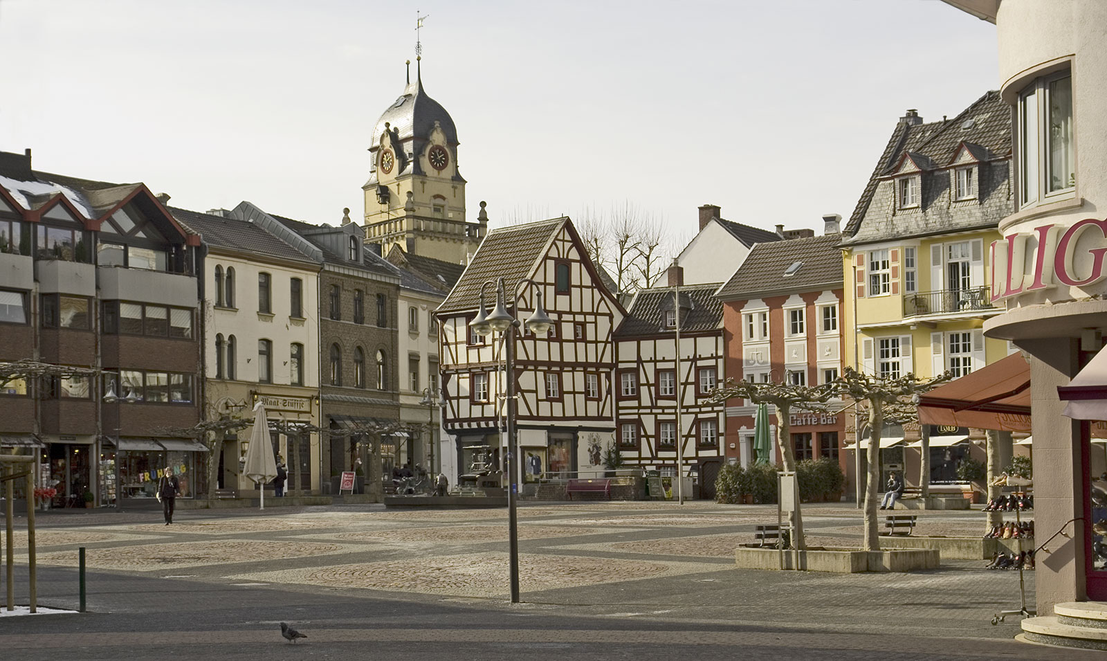 Euskirchen alter markt mit rathausturm.jpg. 