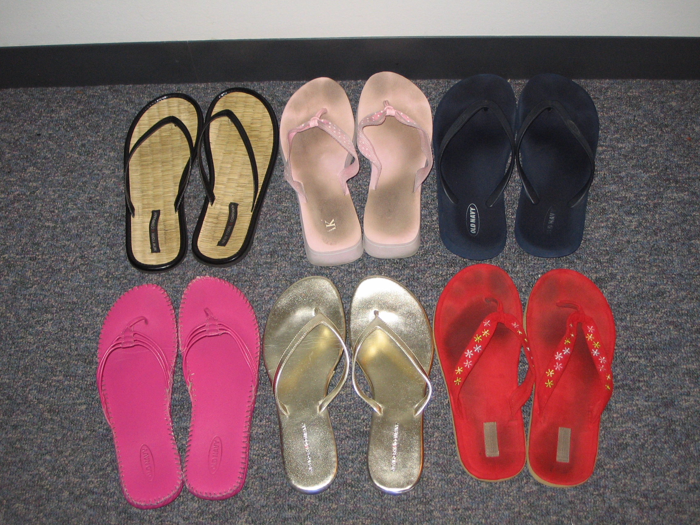 https://upload.wikimedia.org/wikipedia/commons/f/f6/Flipflops.jpg