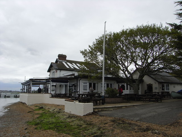 File:Folly Inn, River Medina - geograph.org.uk - 1851594.jpg