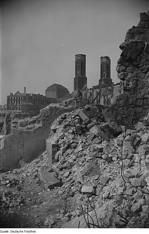 Blick auf die zerstörte Sophienkirche 1953