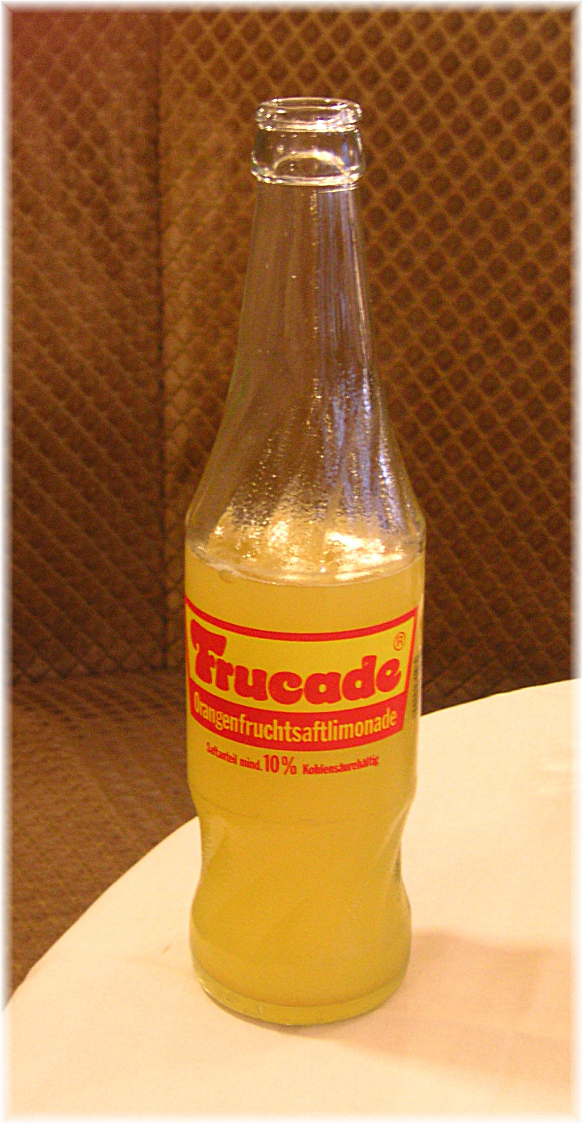 https://upload.wikimedia.org/wikipedia/commons/f/f6/Frucade_glass_bottle.JPG