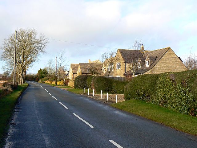 File:Houses in Chedworth - geograph.org.uk - 642713.jpg