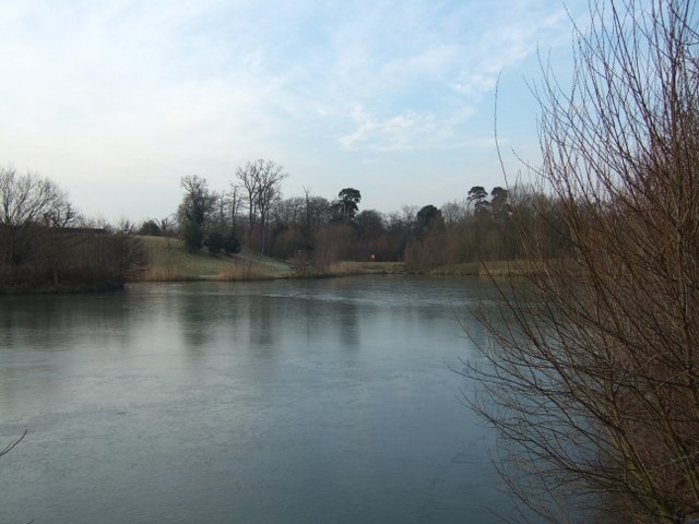 File:Lake on Hillswood Drive - geograph.org.uk - 131579.jpg