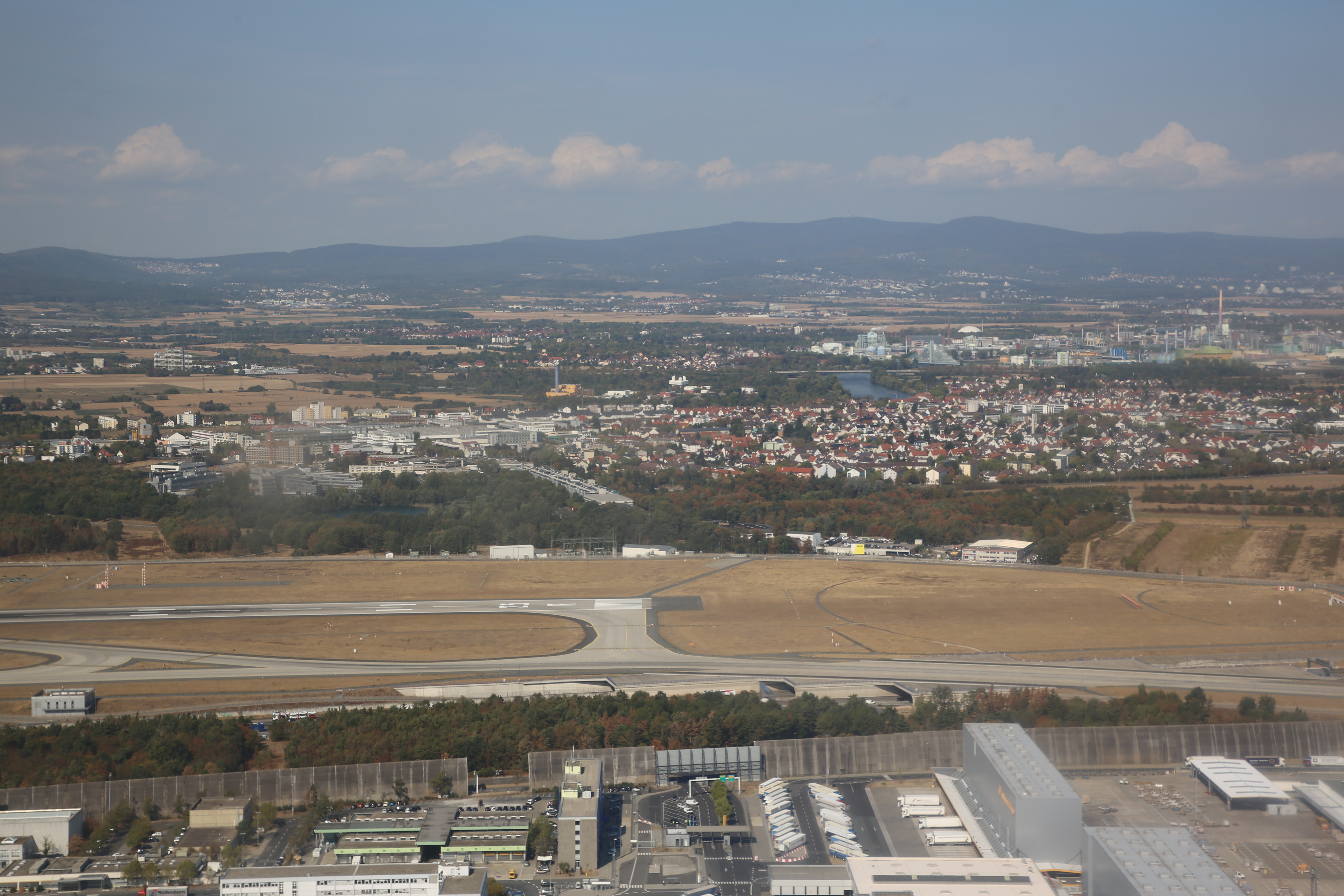 File Lufthansa Cargo Center Frankfurt And Runway 25r Jpg Wikimedia Commons