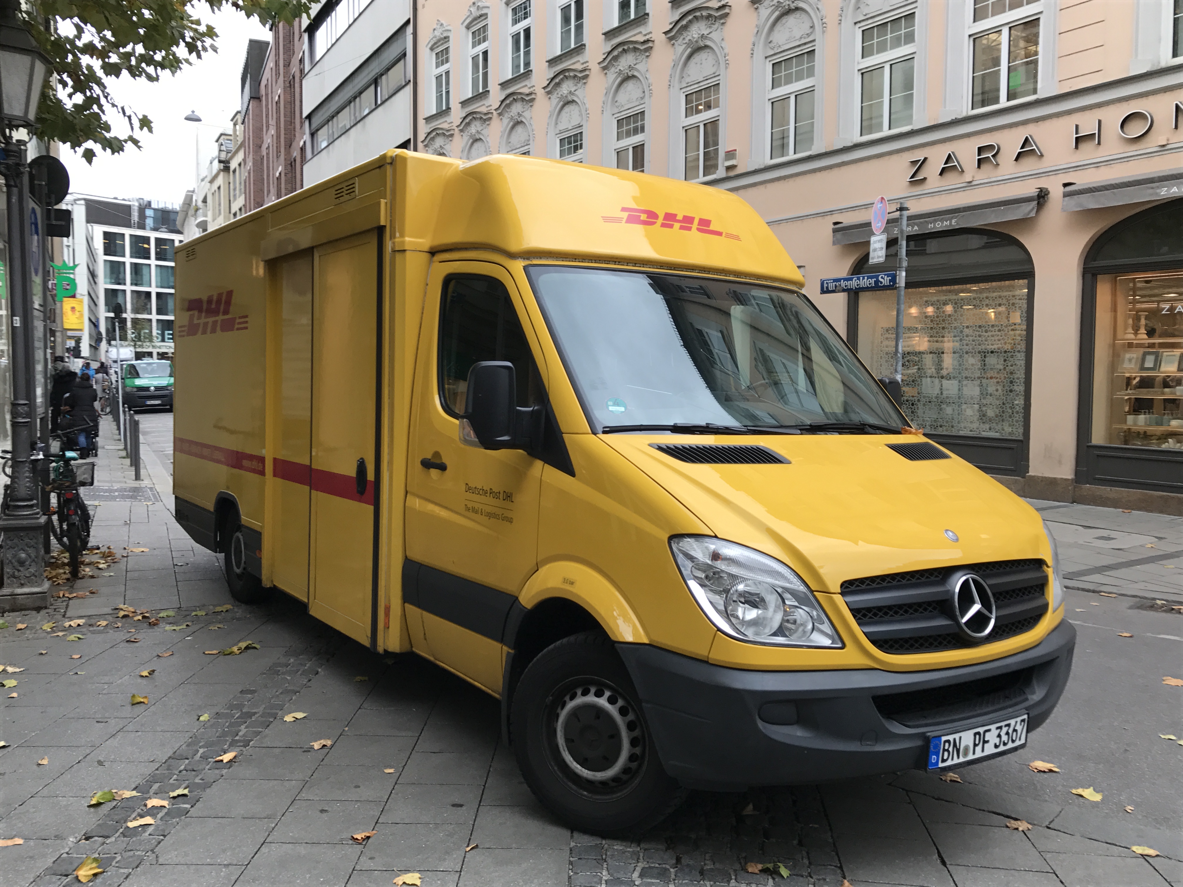 File:MB Sprinter DHL Van.jpg - Wikimedia Commons