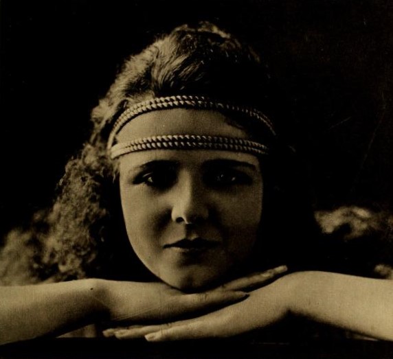 File:Olive Thomas in Motion Picture, 1918.jpg
