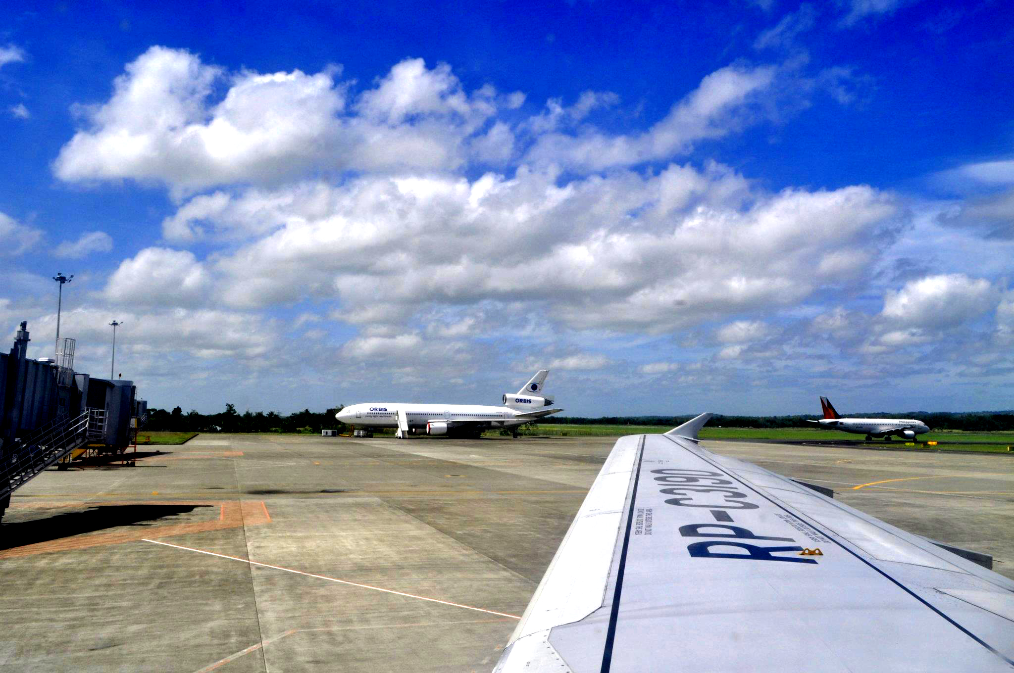 File Orbis Md 10 And Philippine Airlines Airbus 320 At Iloilo Airport Jpg Wikimedia Commons - philippine airlines roblox