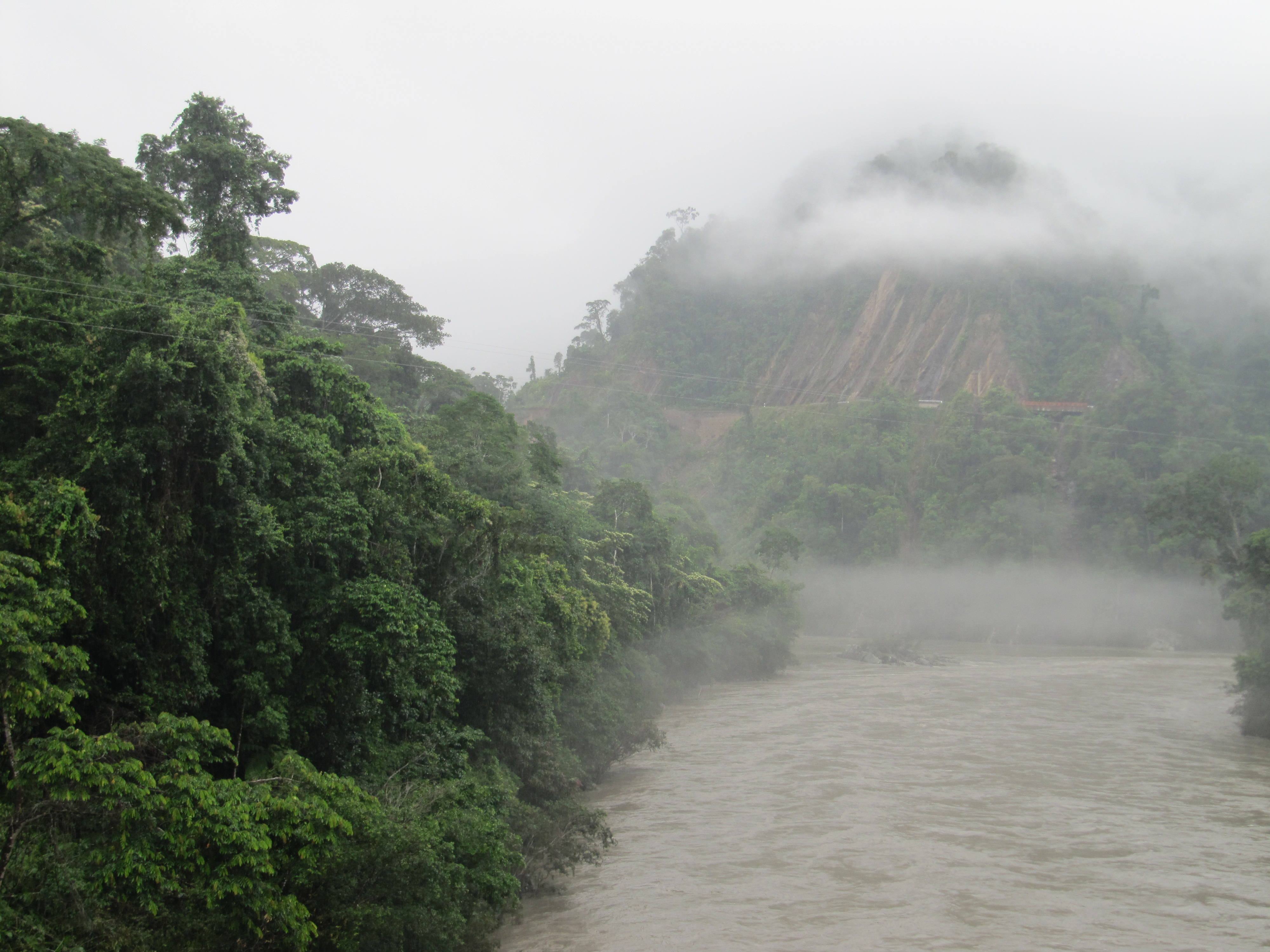 https://upload.wikimedia.org/wikipedia/commons/f/f6/R%C3%ADo_Inambari,_lugar_donde_se_proyecta_construir_una_represa_hidroel%C3%A9ctrica.JPG