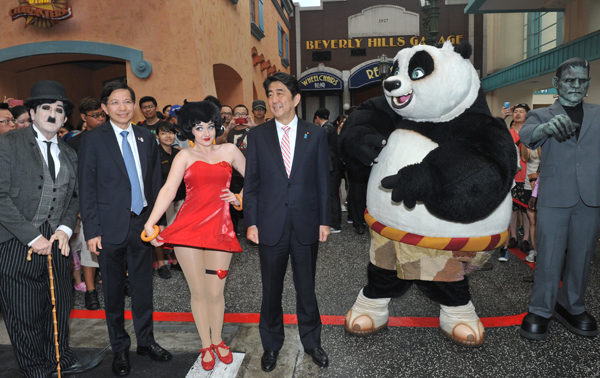 File:Shinzo Abe at the Universal Studios Singapore in 2014.jpg