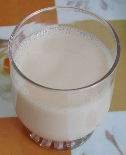 https://upload.wikimedia.org/wikipedia/commons/f/f6/Soy-rice_milk.jpg