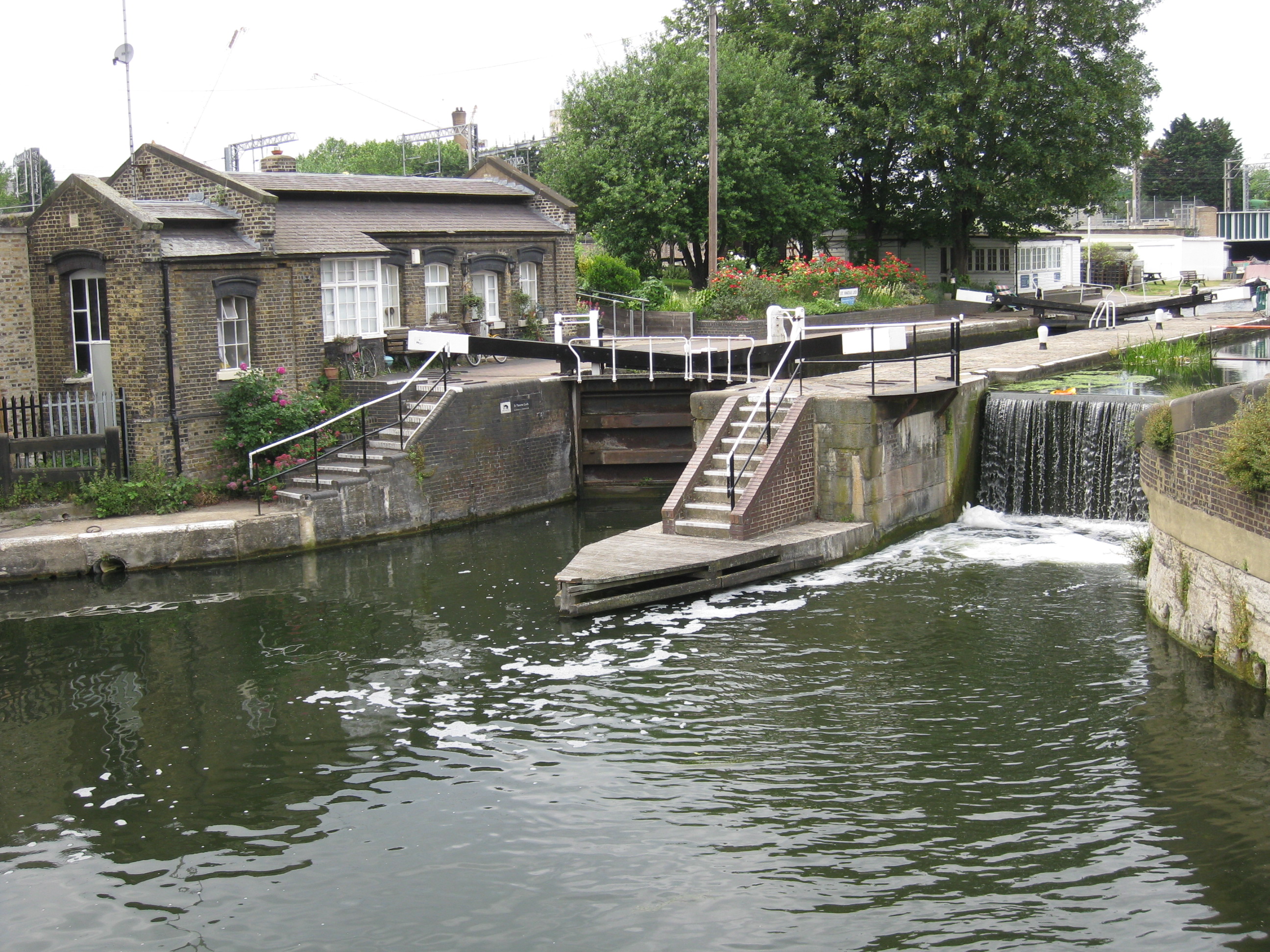 Canal s. Шлюз Камден лок. Канал Англии шлюзы. Шлюза в каналах Великобритании. Иффлийский шлюз Англия фото.