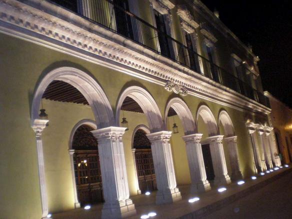 File:Teatro José María Hinojosa fachada iluminda.jpg