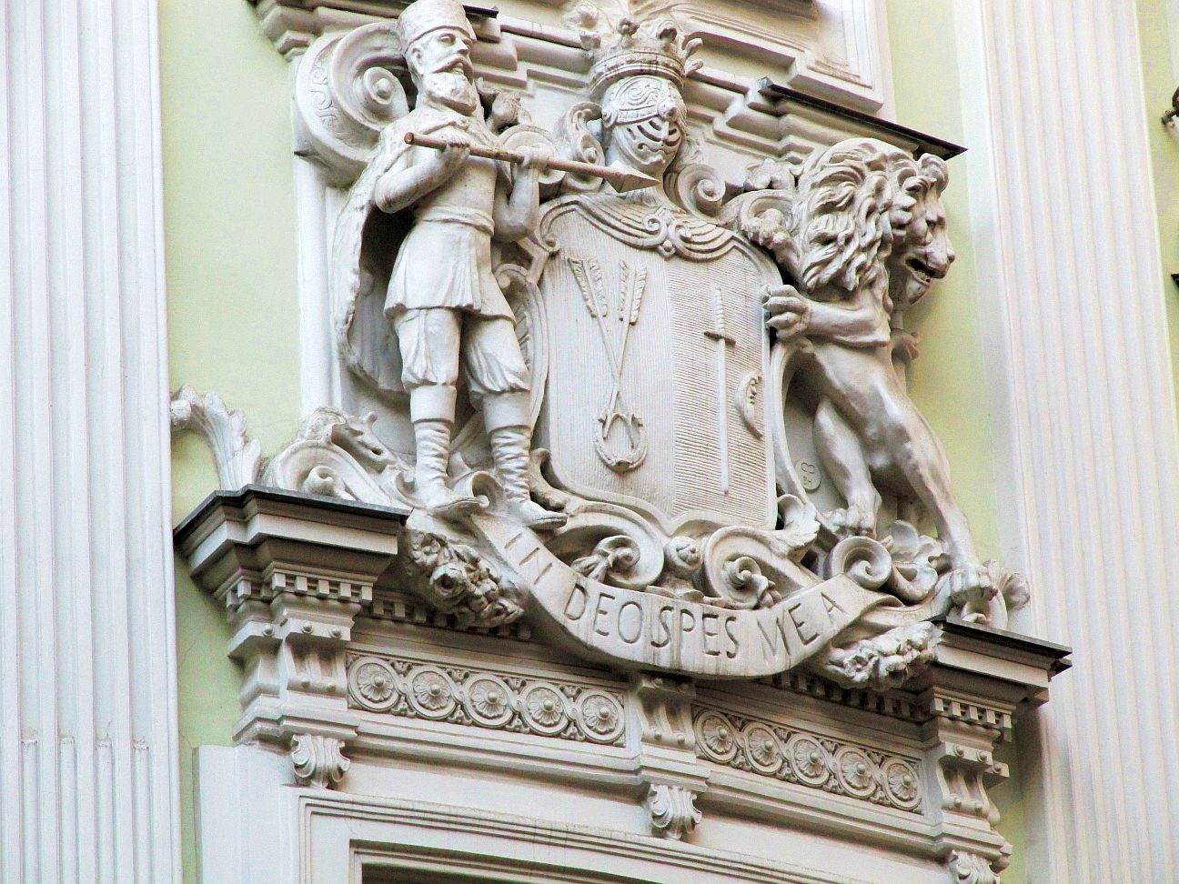 Файл:The Blazon of Gudovich family on their house - Moscow, Bryusov Lane,21.jpg  — Википедия