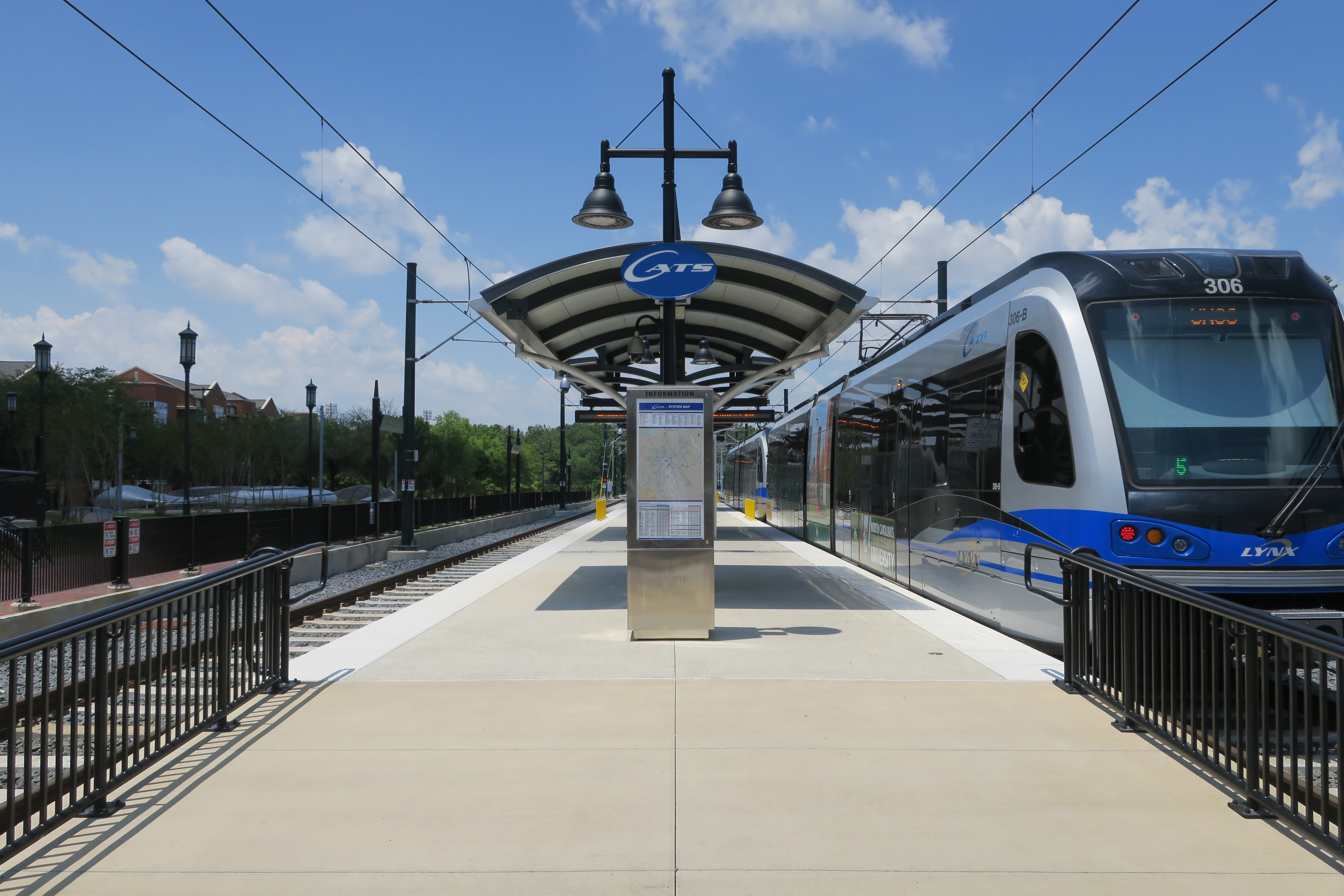 A Blue Line train at the UNC Charlotte Main Station platform. Image captured by user Jacob G of Cleveland, United States, licensed by CC BY-SA 2.0.