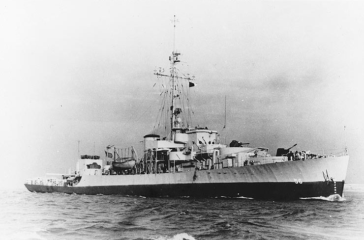 File:USS Covington (PF-56) underway at sea, in 1945 (NH 79001).jpg